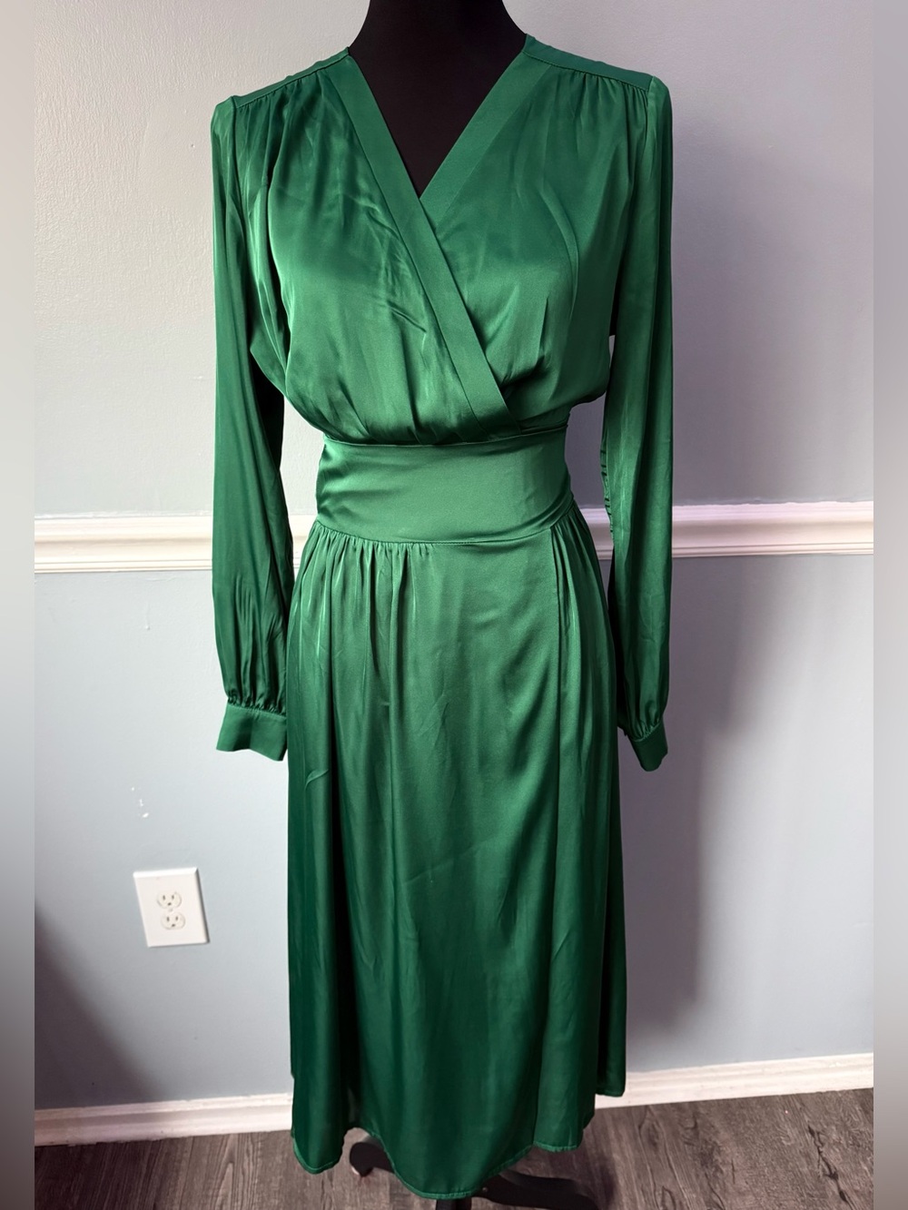 Classic Green Long-Sleeve Wrap-Style Midi Dress M